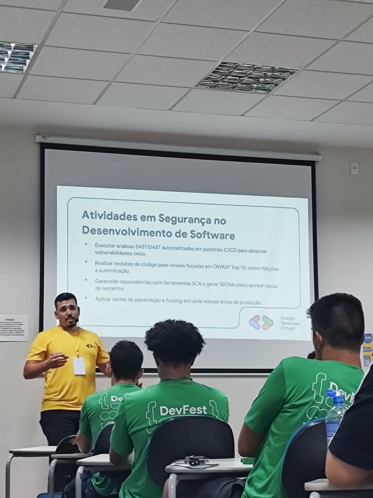 João Camilo presentando una charla sobre seguridad en el desarrollo de software en el GDG Varginha 2025